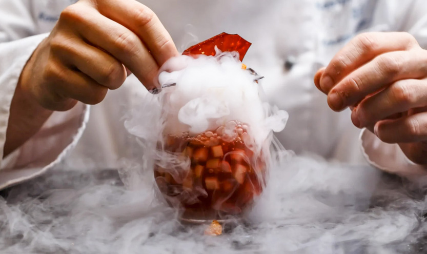 Barman die cocktail maakt met droogijs