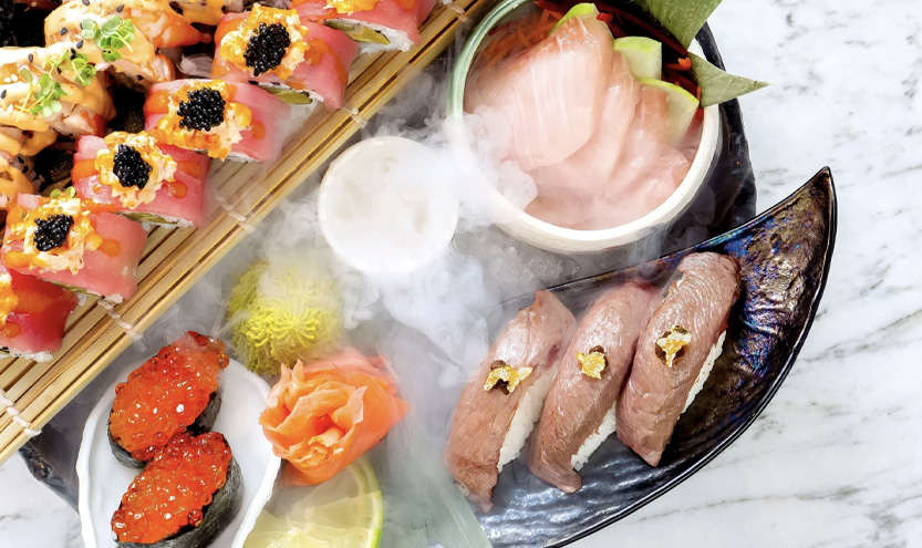 Schaal met diverse sushi en droogijs